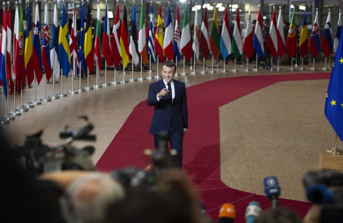 Francúzsky prezident Emmanuel Macron hovorí s novinármi počas príchodu na samit EÚ, kde zablokoval prístupové rokovania so Severným Macedónskom. Foto – TASR/AP