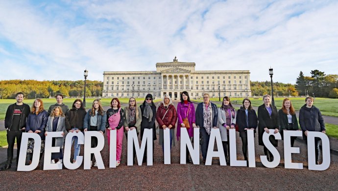 Aktivisti pred parlamentom v Belfaste. Foto - TASR/AP