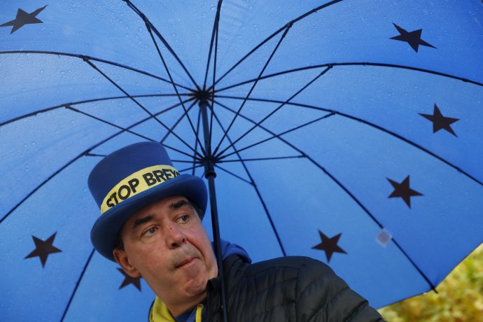 Demonštrant proti brexitu na sobotňajšom proteste. Foto - TASR/AP