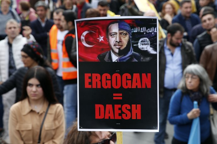 Protest proti Erdoganovi vo Francúzsku. Foto – TASR/AP