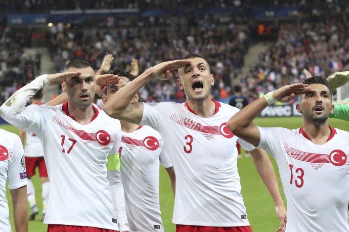 Tureckí futbalisti salutujú na podporu invázie do Sýrie. Foto - AP/Thibault Camus