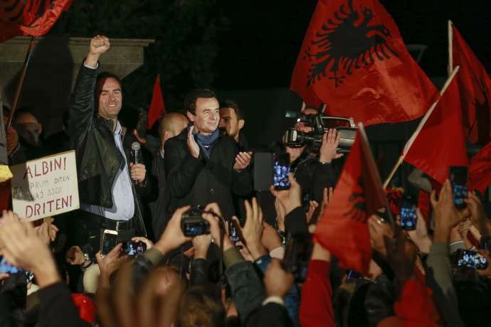 Albin Kurti a sympatizanti jeho hnutia oslavovali víťazstvo vo voľbách. Foto - TASR/AP