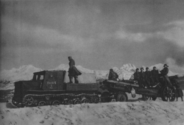 Delostrelci z 5. delostreleckého pluku presúvajú svoju 152mm húfnicu do Bitky o Liptovský Mikuláš. V pozadí sú vidieť Vysoké Tatry.