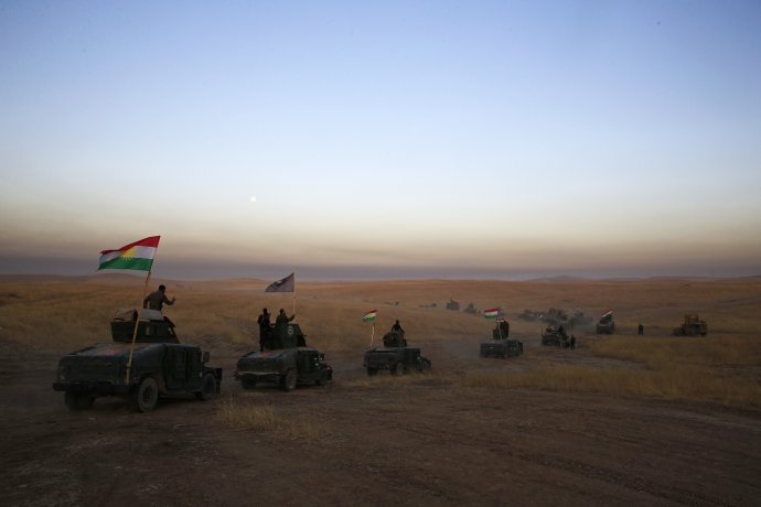 Konvoj kurdských bojovníkov blízko irackého Mosulu. Foto - AP