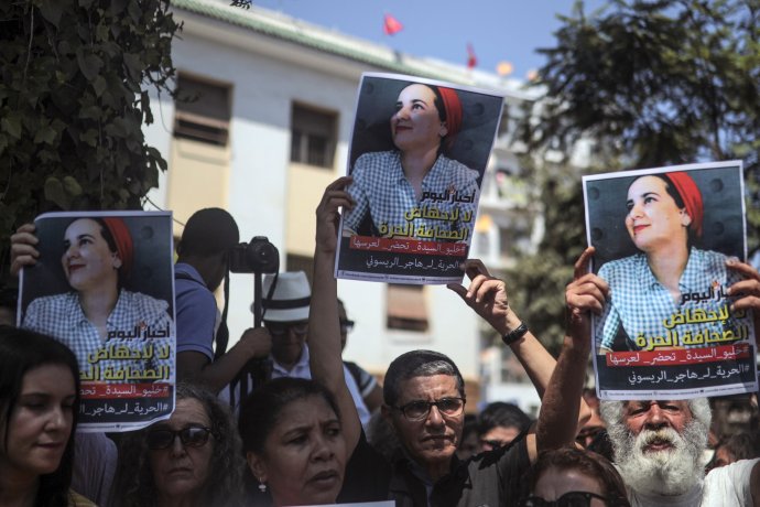 Podporovatelia marockej novinárky Hadžjar Rajsúníovej, ktorú súdia za interrupciu. Foto - TASR/AP
