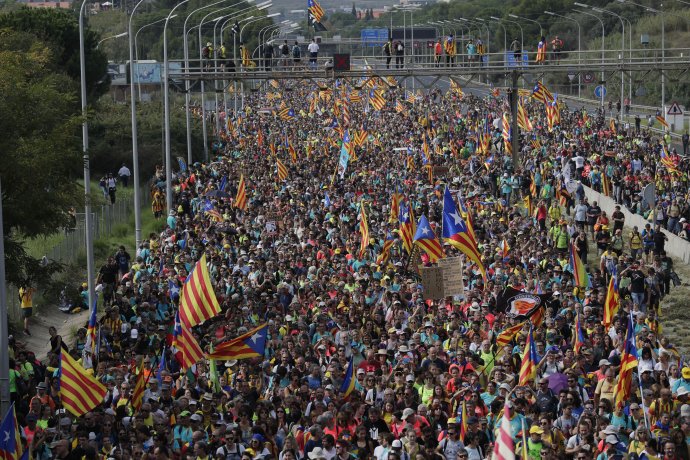 V Katalánsku už niekoľko dní protestujú desaťtisíce ľudí. Foto – TASR/AP