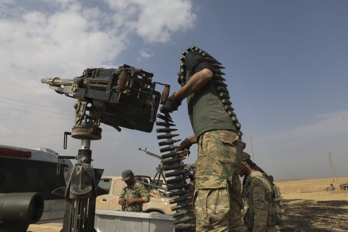 Bojovníci Slobodnej sýrskej armády (FSA) podporovaní tureckou armádou sa premiestňujú neďaleko sýrskeho mesta Ras al-Ajn 18. októbra 2019. Foto – TASR/AP