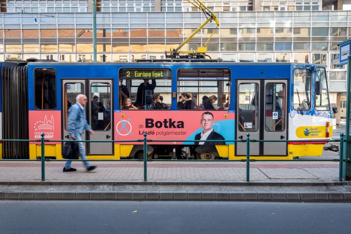 V juhomaďarskom Szegede opäť vyhral ľavicový primátor László Botka, ktorý mesto vedie od roku 2002. Do nedeľe to bolo jediné z najväčších maďarských miest, ktoré neovládal Orbánov Fidesz. Foto N - Tomáš Benedikovič