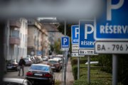 Rezidentské parkovacie karty z pilotných častí Bratislavy neprejdú do celomestského systému, treba nové