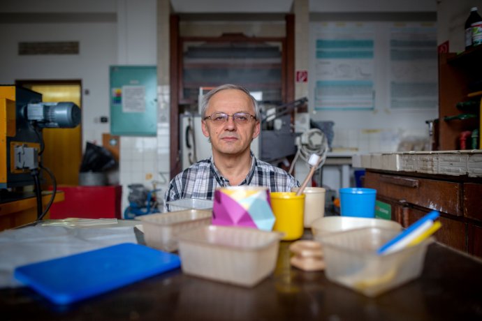 Pavol Alexy je vedúcim Oddelenia plastov, kaučuku a vlákien na Fakulte chemickej a potravinárskej technológie STU v Bratislave. Foto N – Tomáš Benedikovič
