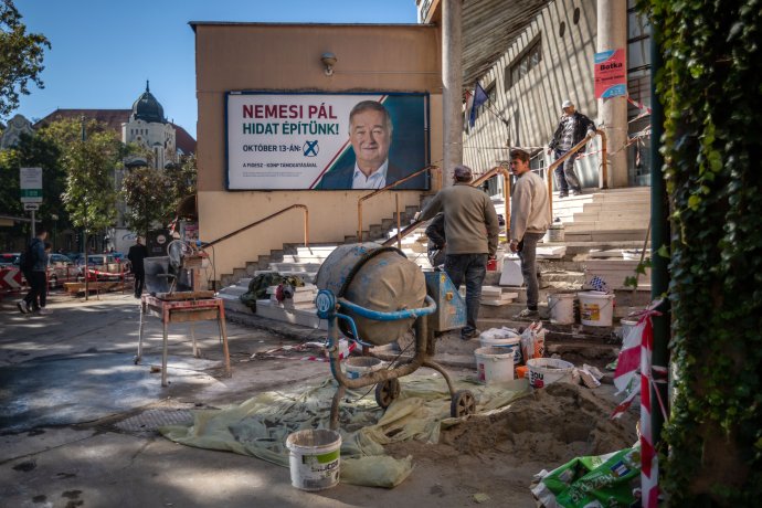 Budujeme most, hlása bilbord vládneho kandidáta na primátora Segedína. Proorbánovskí kandidáti sa obvykle vydávajú za tých, čo chcú priniesť mier do krajiny, ktorú opozícia zbytočne rozoštváva. Foto N - Tomáš Benedikovič