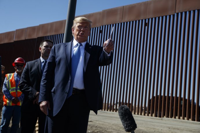 Trump pri časti "múra" na hranici s Mexikom. Foto – TASR/AP