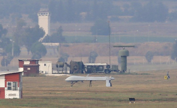 Prieskumné bezpilotné lietadlo MQ-1 Predator po pristátí na leteckej základni Incirlik neďaleko tureckého mesta Adana v juhovýchodnom Turecku. Američania tam majú 50 jadrových zbraní. Foto - TASR/AP