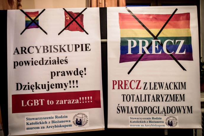 "Arcibiskup, povedal si pravdu, ďakujeme. LGBT je pliaga. Preč s ľavicovým svetonázorovým totalitarizmom," písalo sa na plagátoch na okraji Krakova pred voľbami v roku 2019. Foto N - Vladimír Šimíček