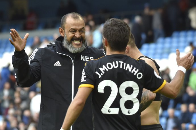 Tréner Wolverhamptonu Nuno Espírito Santo sa teší po výhre v zápase Premier League na ihrisku Manchestru City. Foto - TASR/AP