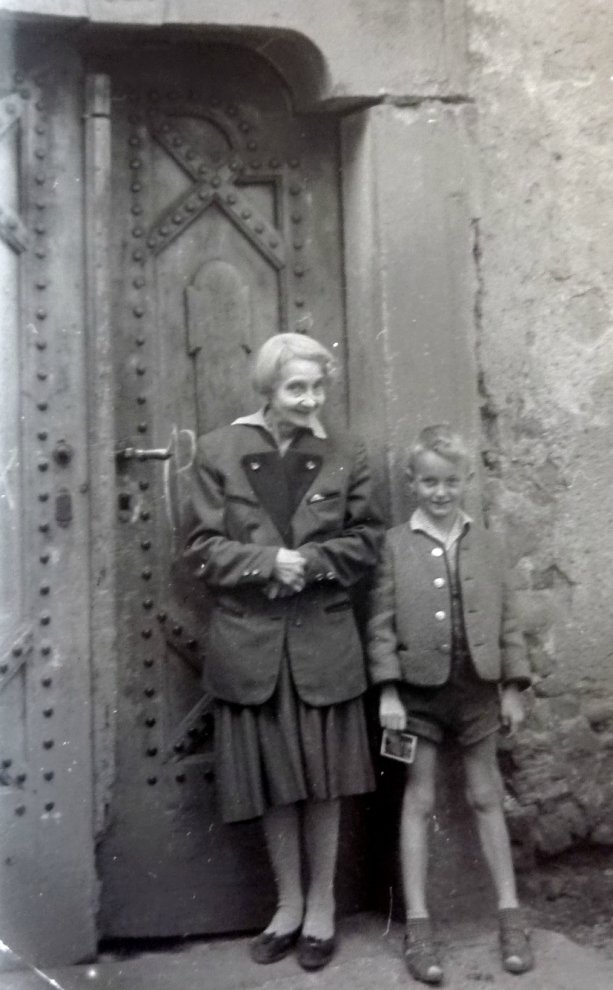Margita Czóbelová pred vchodom (jej) kaštieľa v Strážkach