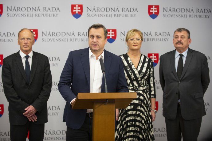 Andrej Danko a poslanci SNS. Foto - TASR