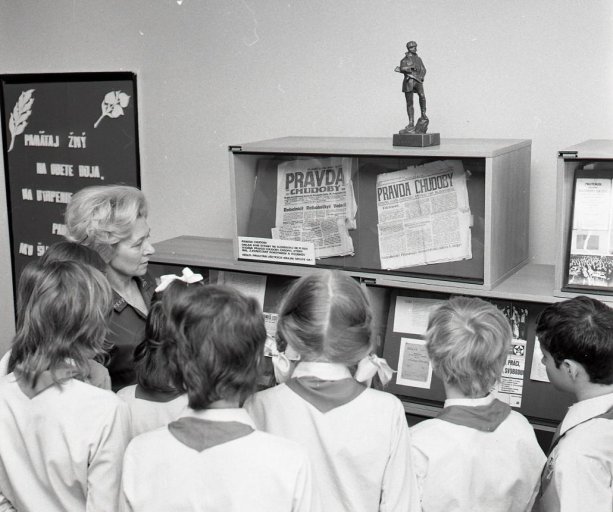 Píše sa rok 1976 a v normalizačnom Československu pionieri bratislavskej ZDŠ na Sokolíkovej ulici strávia až štyridsať hodín v mesiaci v Izbe revolučných tradícií. Indoktrinácia režimom jednej strany v rámci povinnej školskej dochádzky bola v plnom prúde. | Foto - TASR
