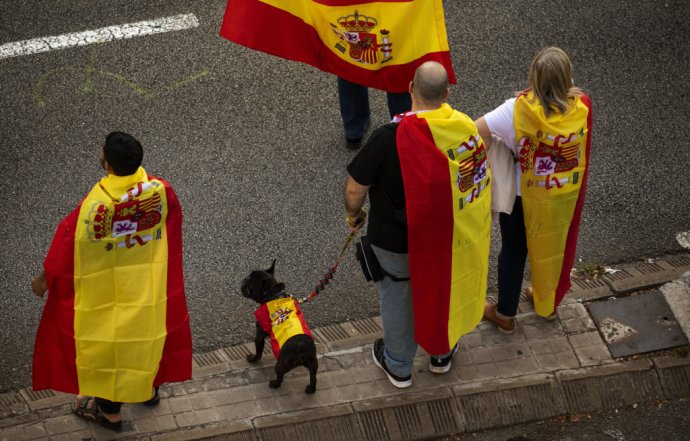 Prošpanielski demonštranti v Barcelone. Foto - TASR/AP
