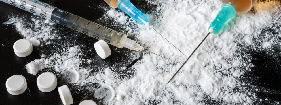 V 90. rokoch vstupovali na Slovensku do liečby najmä pacienti závislí od opiátov, predovšetkým heroínu, po roku 2000 začali stúpať metamfetamíny (pervitín a iné). Foto – Adobe Stock