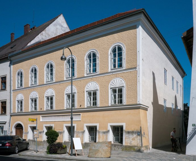 Rodný dom Adolfa Hitlera v meste Braunau am Inn. Foto – Thomas Ledl (CC BY-SA 4.0)