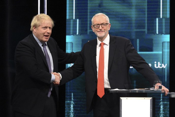 Boris Johnson a Jeremy Corbyn počas predvolebnej debaty. Foto - TASR/AP