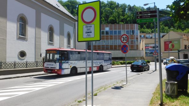 Vyhradený pruh pre autobusy spočiatku niektorí vodiči nerešpektovali (Michal Mazánik © 2019).