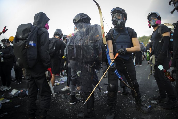 Demonštranti sa bránia aj lukmi. Foto – TASR/AP
