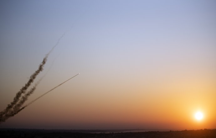 Dym z rakiet vypálených z palestínskej Gazy na Izrael. Foto - TASR/AP