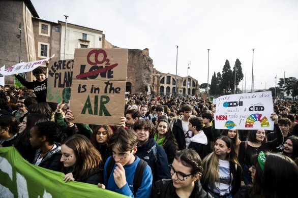 Vo vzduchu je CO2, nie láska, hovoria mladí demonštranti za boj proti klimatickej zmene v Ríme. Foto - TASR/AP