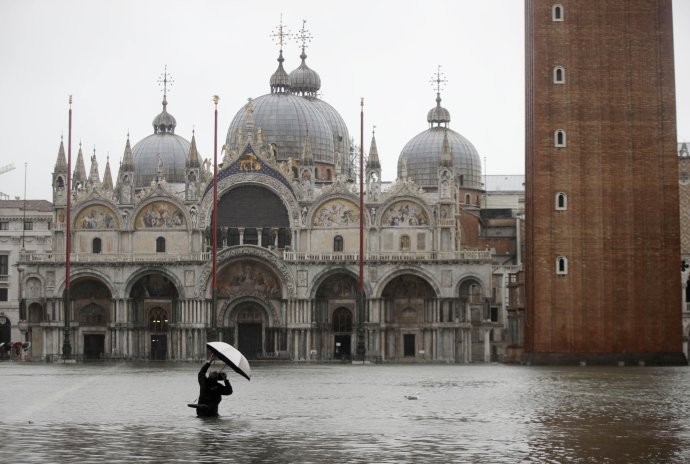 Vysoká voda na námestí svätého Marka. Foto - TASR/AP