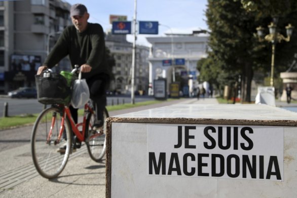 Macedónčania si v referende zmenili názov krajiny na Republika Severné Macedónsko, aby sa pomerili s Grékmi. Teraz ich zbližovanie s Európou zastavil francúzsky prezident Emmanuel Macron. Foto - TASR/AP