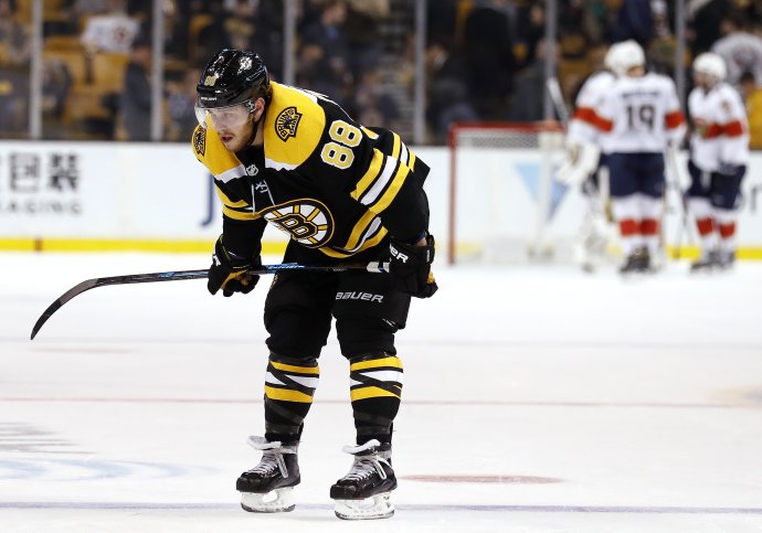Hokejista Bostonu Bruins David Pastrňák. Foto – TASR /AP Boston Bruins' David Pastrnak skates of the ice following their 4-2 loss to the Florida Panthers in an NHL hockey game in Boston Sunday, April 8, 2018. (AP Photo/Winslow Townson)