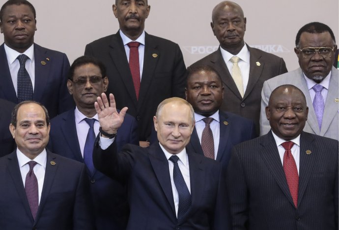 Putin a africkí lídri počas samitu v Soči. Foto - TASR/AP