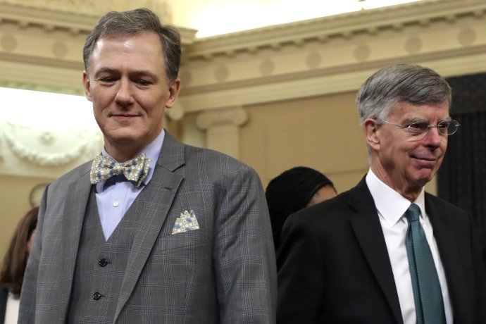 Diplomat George Kent (vľavo) a súčasný šéf veľvyslanectva v Kyjeve Bill Taylor vystúpili v kongrese ako prví. Foto - tasr/ap