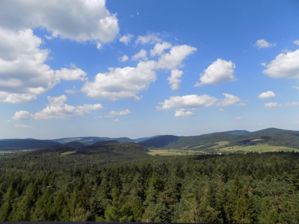 Pohľad z vyhliadkovej veže v Duklianskom priesmyku