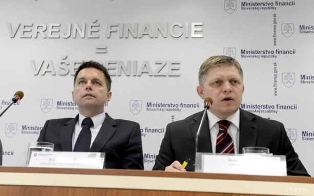 Keď sa verejným financiám venujú Robert Fico a jeho minister financií, nech už je to ktokoľvek, držte si peňaženky | Foto - TASR
