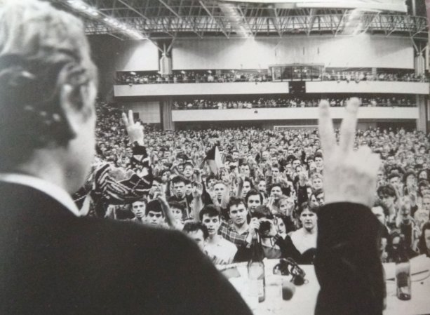 Václav Havel a Mikuláš Ľaš na mítingu v mestskej hale, 20. 12. 1989. foto: Peter Kalenský