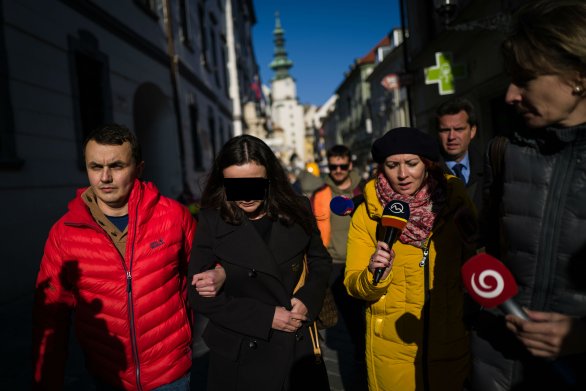 Útek sudkyne Maruniakovej pred novinármi. Zverejnenie jej tváre neumožňuje zákon. Foto N – Vladimír Šimíček