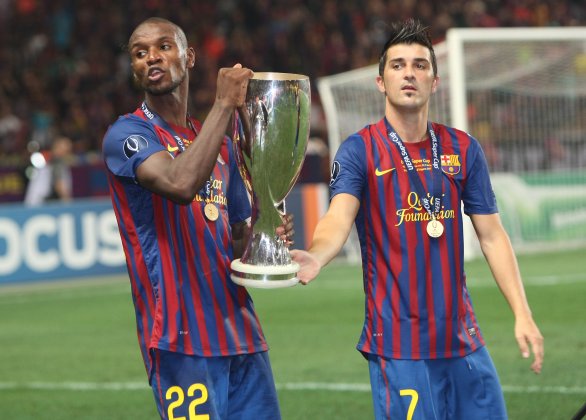 David Villa (vpravo) a Eric Abdidal s trofejou pre víťaza európskeho Superpohára. Foto - TASR/AP