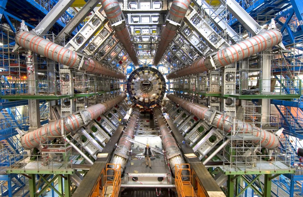 Detektor ATLAS (na snímke) na Veľkom hadrónovom urýchľovači v CERN-e pozoroval v roku 2012 spolu s experimentom CMS Higgsov bozón, laicky niekedy nazývaný „božská častica“. Foto – CERN/Maximilien Brice