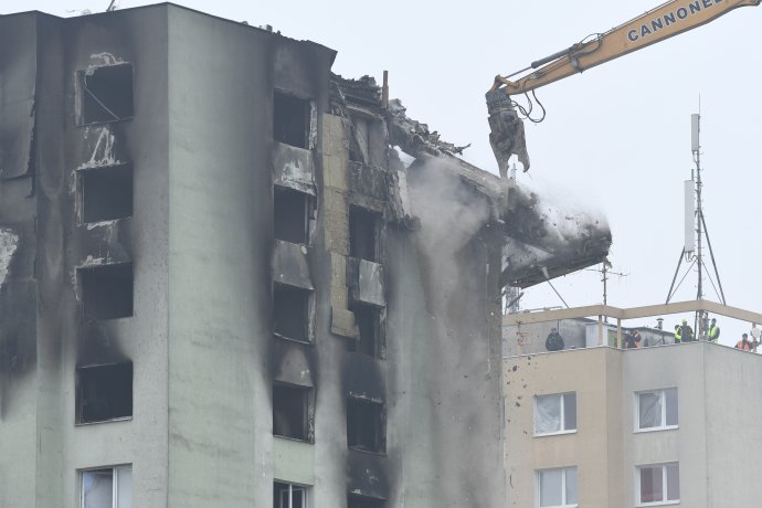 Stavebná firma z Česka začala v pondelok s demolíciou domu na Mukačevskej ulici. Foto - TASR