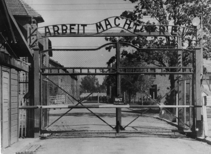 Na snímke z januára 1945 je hlavná brána poľského koncentračného tábora v Osvienčime. Foŕŕto - TASR