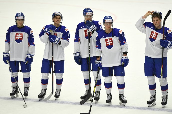 Slovenskí juniorskí hokejisti. Foto - TASR/Radovan Stoklasa