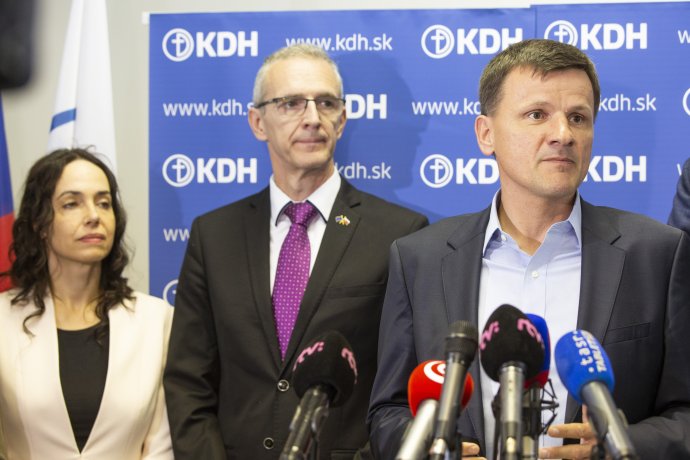 Alojz Hlina (vpravo) s novými europoslancami za stranu KDH Miriam Lexmann a Ivanom Štefancom. Foto - TASR