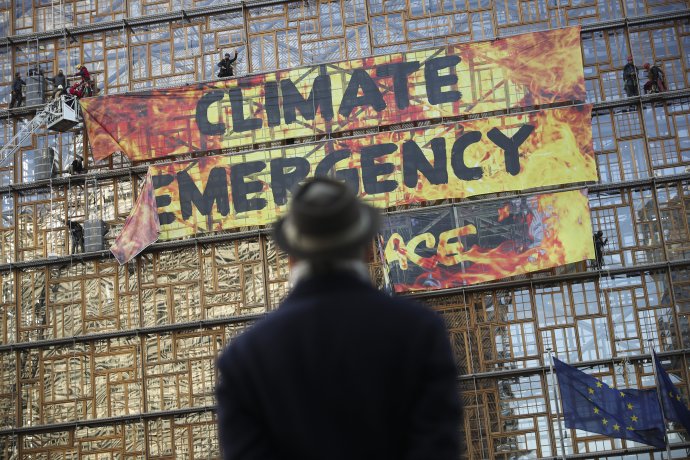 Varovanie od aktivistov Greenpeace pred klimatickou konferenciou OSN v roku 2019. Ilustračné foto - TASR/AP