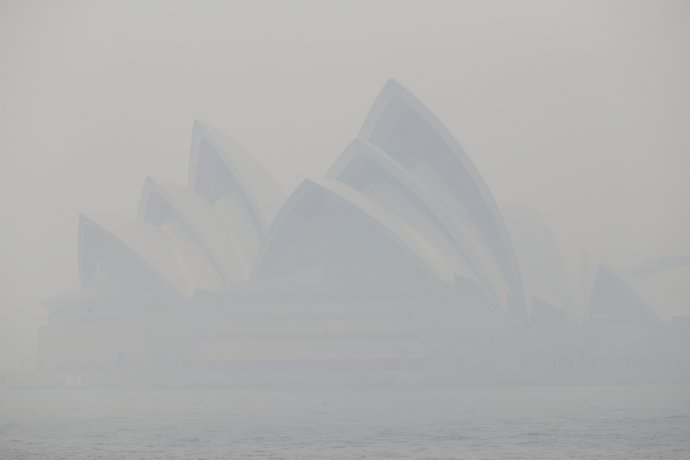 Opera v Sydney zahalená dymom z lesných požiarov, 10. decembra 2019. Foto - AP/Rick Rycroft