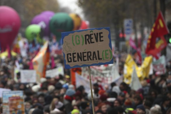 Len v Paríži vyšlo do ulíc viac ako 65-tisíc ľudí. Foto - TASR/AP