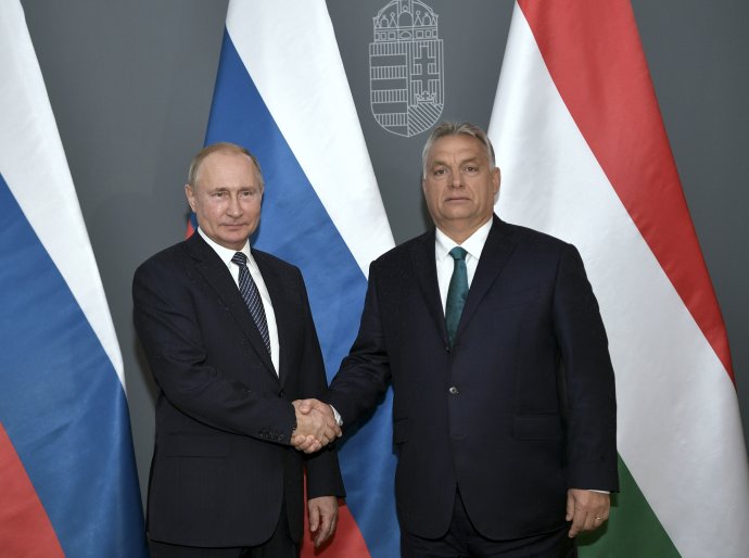 Vladimir Putin a Viktor Orbán, lídri krajín, ktoré sa vzďaľujú od demokracie. Foto - TASR/AP