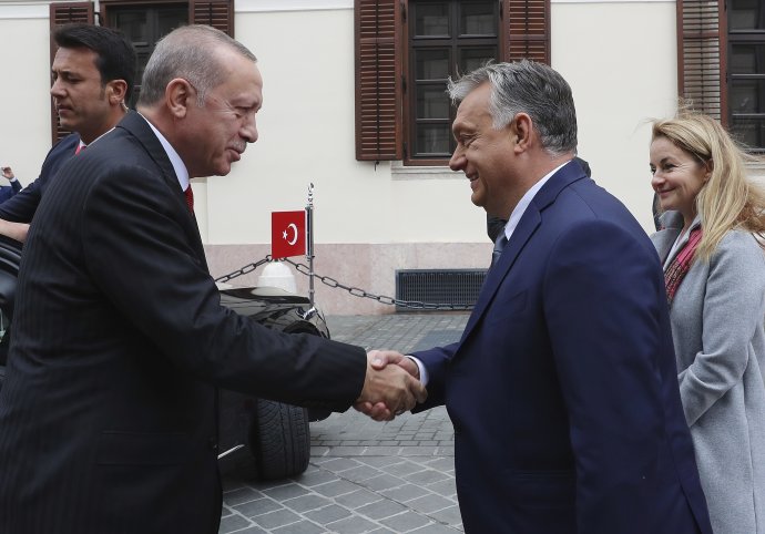Turecký prezident Tayyip Recep Erdogan (vľavo) a maďarský premiér Viktor Orbán. Foto - tasr/ap